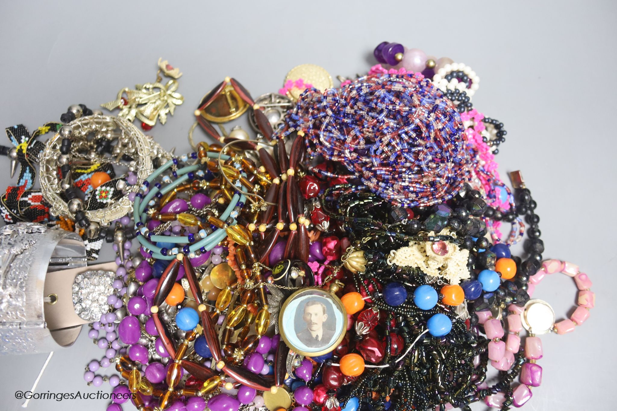 A quantity of costume jewellery